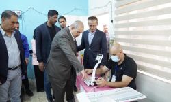 رئيس الوزراء الأسبق إياد علاوي يدلي بصوته رفقة ابنته سارة المرشحة ضمن تحالف السوداني.